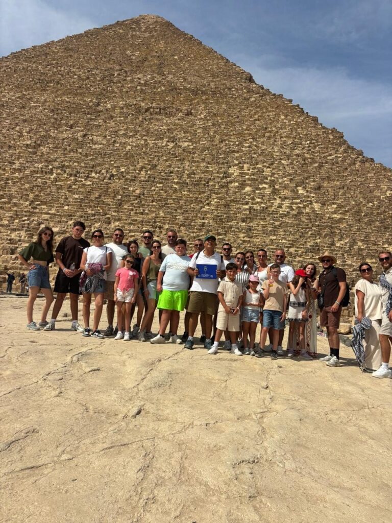 Groupe Aghapy au pied de la pyramide de Khéops