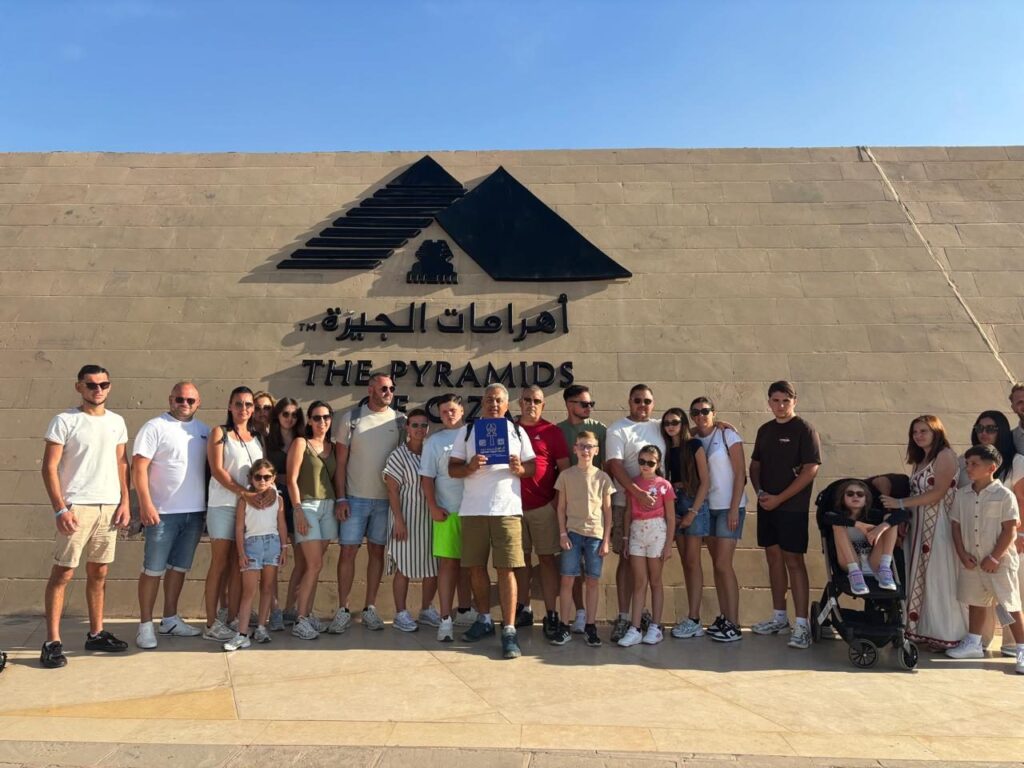 Groupe Aghapy Egypt Tours devant l'entrée des pyramides de Gizeh