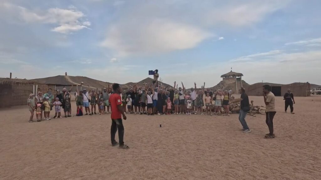 Groupe Aghapy au camp bédouin dans le désert d'Hurghada