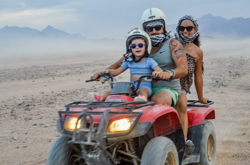 Quad au coucher du soleil près des montagnes d'Hurghada